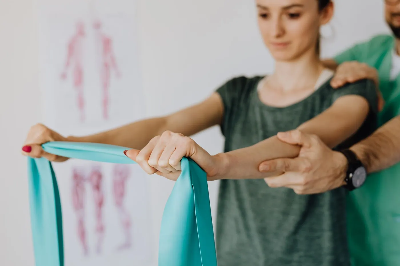 Exercício com faixa elástica durante a sessão de fisioterapia