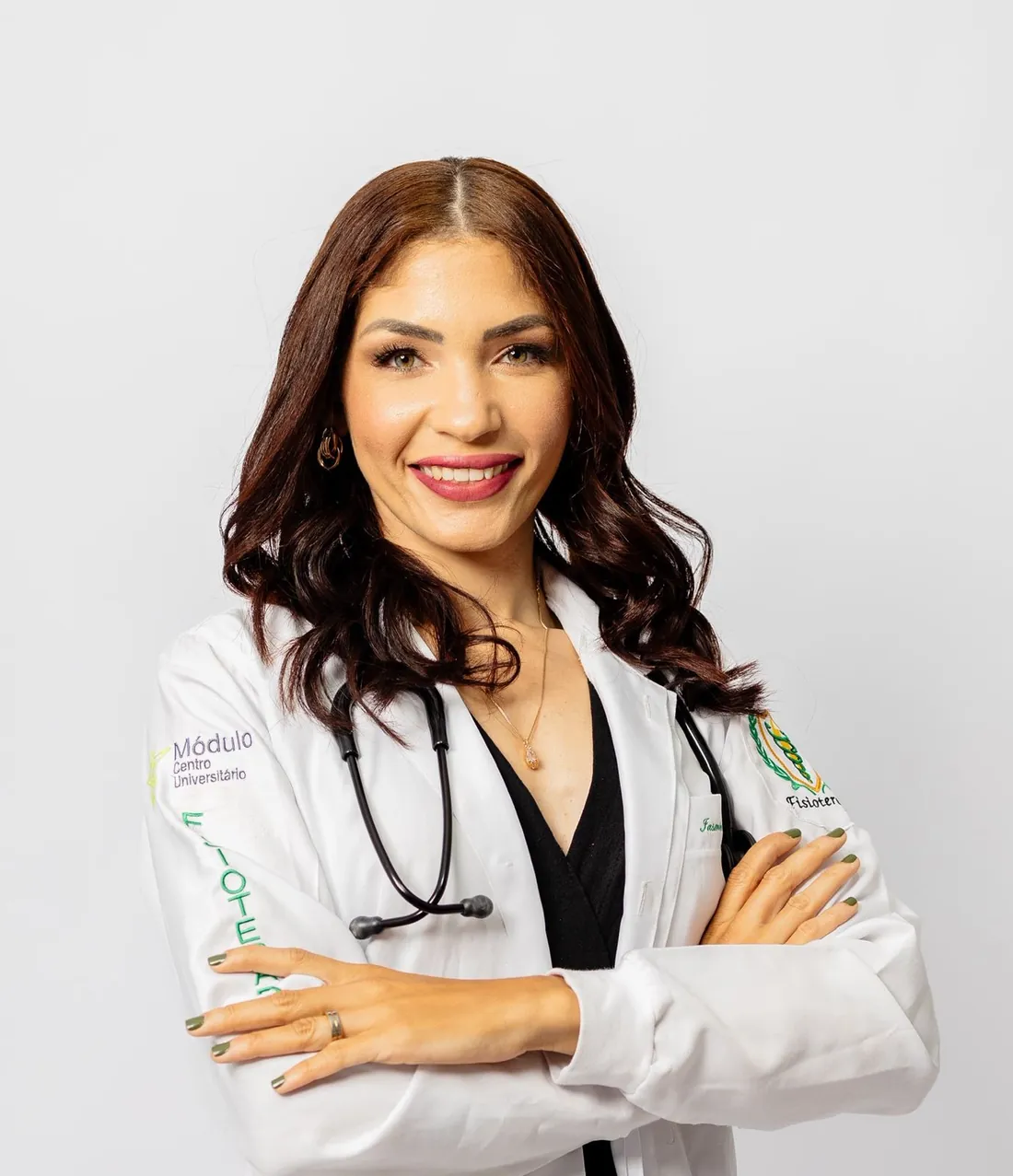Dra. Iasmin Ramos, fisioterapeuta, de jaleco